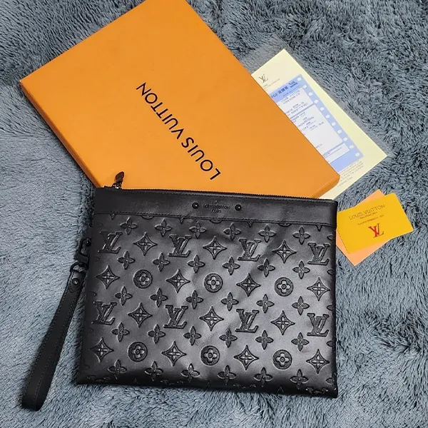 루이비통 포쉐트투고 쉐도우 블랙 레더 클러치백